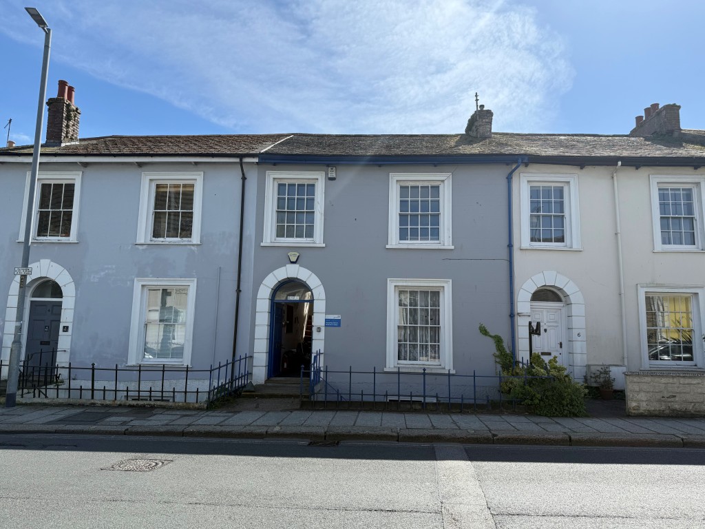 Lot: 129 - COMMERCIAL PROPERTY FOR UPDATING WITH PARKING AND OFFERING POTENTIAL - Front elevation